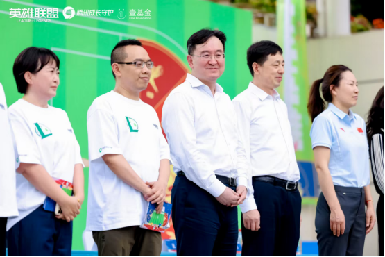 天生英雄不言弃！爱心大使Uzi见证英雄联盟公益足球场落地