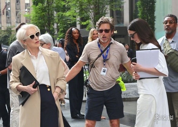 时隔20年!《穿普拉达的女王2》片场路透:梅姨气场全开(图2)