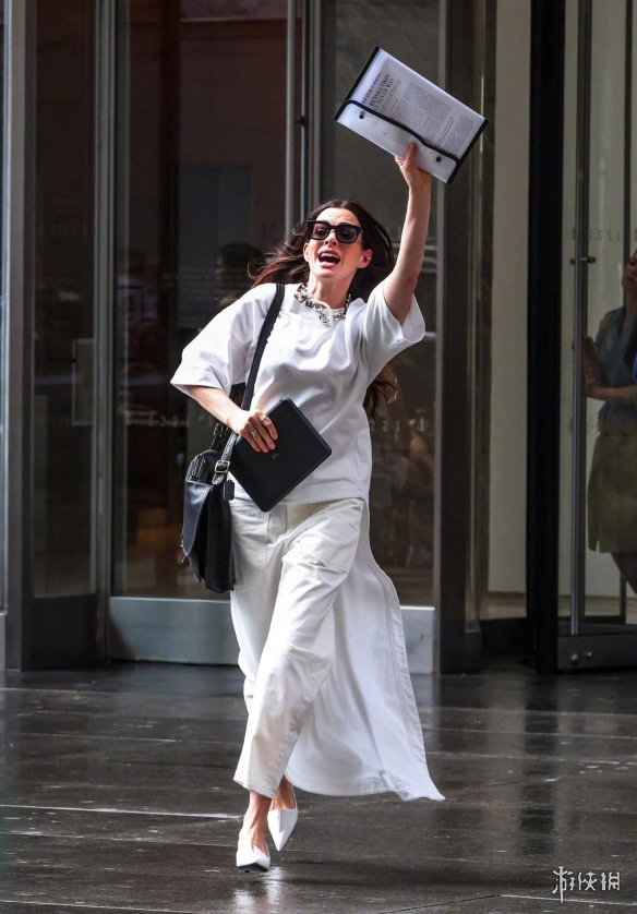 时隔20年!《穿普拉达的女王2》片场路透:梅姨气场全开(图3)