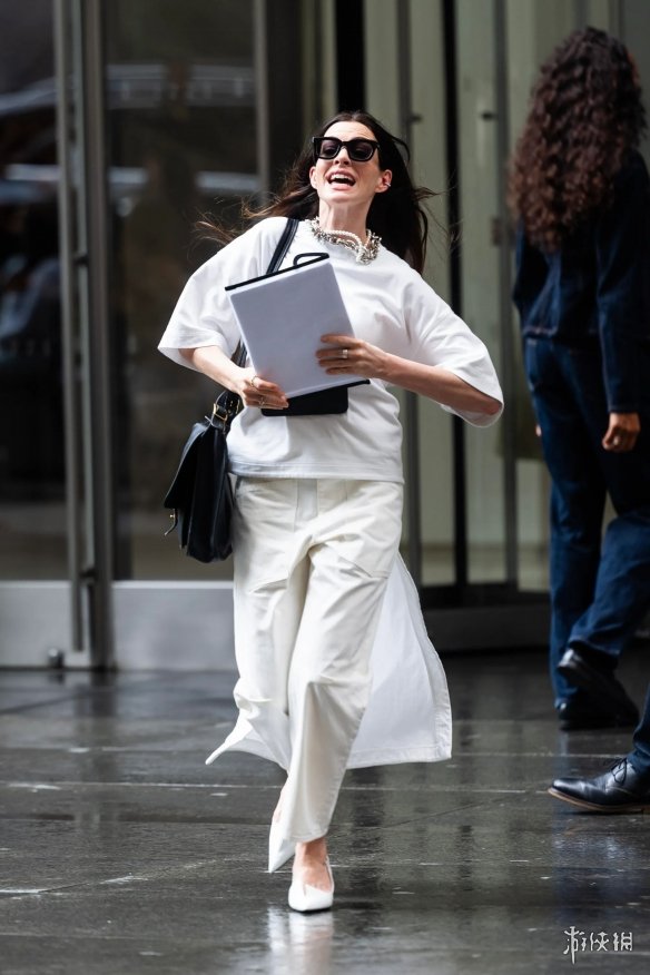 时隔20年!《穿普拉达的女王2》片场路透:梅姨气场全开(图4)