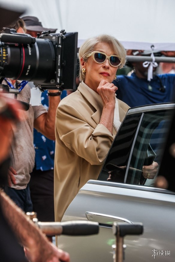 时隔20年!《穿普拉达的女王2》片场路透:梅姨气场全开(图9)