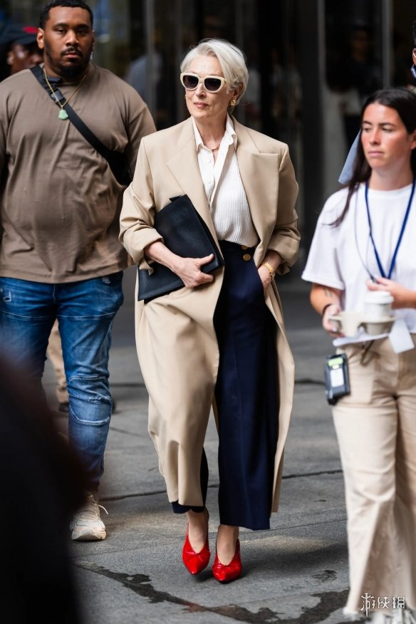 时隔20年!《穿普拉达的女王2》片场路透:梅姨气场全开(图8)