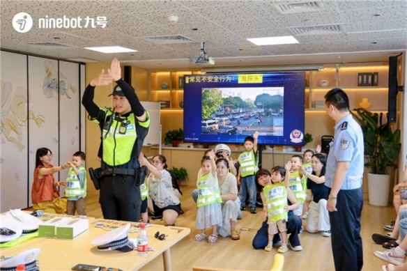 九号电动车携手江浙多地交管部门联合举办“安全驾驶”科普活动(图1)