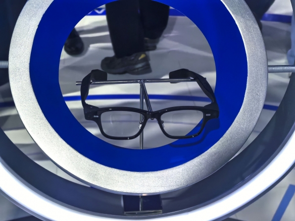 夸克AI眼镜支持高德地图：直接把路线“投”在人眼前(图1)