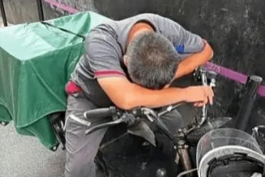 韩国演员偷拍上海快递员休息照 网友批评：侵犯隐私！