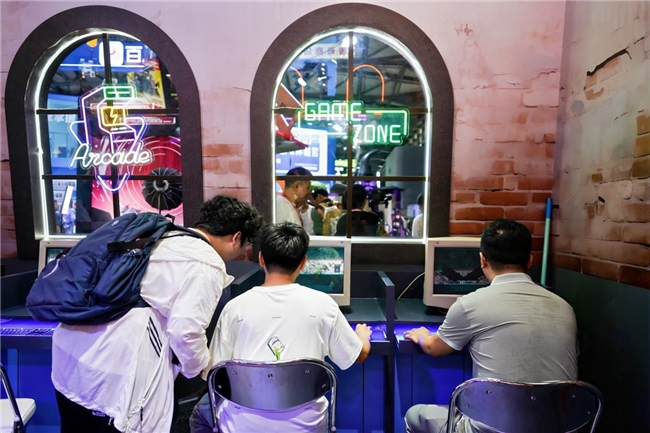 恺英网络传奇盒子亮相CJ：复古展台与多元生态续传奇热(图4)