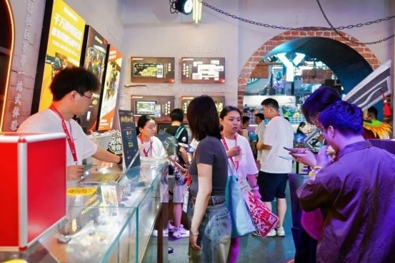 恺英网络传奇盒子亮相CJ：复古展台与多元生态续传奇热(图2)