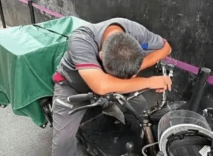 韩国演员偷拍上海快递员休息照 网友批评：侵犯隐私！(图3)