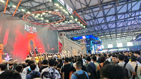 CJ25：《超自然行动组》舞台超火热！小姐姐多到看不完(图1)