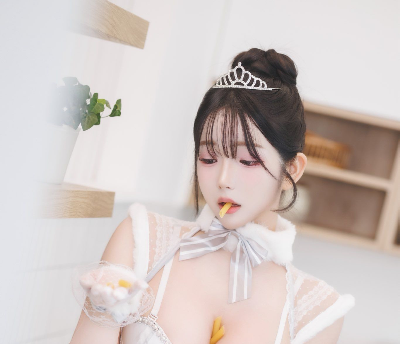 白色蕾丝太勾人！《剑星》体模尹雪花发布新美照！