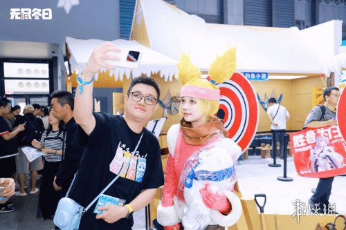 大白熊出没！世纪华通《无尽冬日》展台打造夏日冰爽打卡点 (图5)