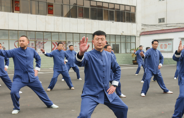太极拳工间操教练主要服务于哪种群体？