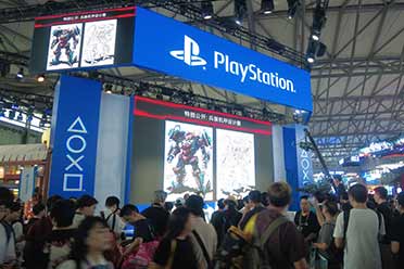 不是，真有游戏制作人穿机甲上台演出？