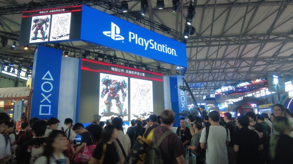 不是，真有游戏制作人穿机甲上台演出？(图1)