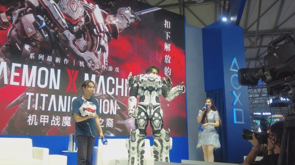不是，真有游戏制作人穿机甲上台演出？(图6)