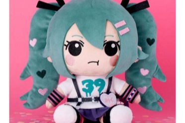 Almavianca推出初音未来坐姿玩偶 预计2025年12月上市