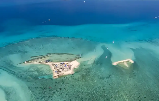 南沙群岛主要由哪种地貌构成？