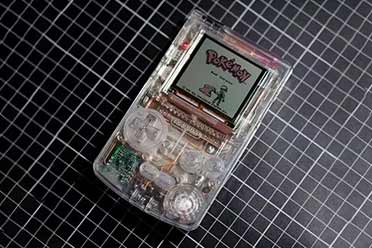 连主板都是透明的！DIY牛人自制全透明全透视GBC掌机