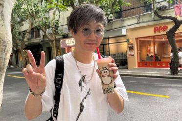 意外同框!《百日战纪》制作人小高和刚晒喝蜜雪冰城照