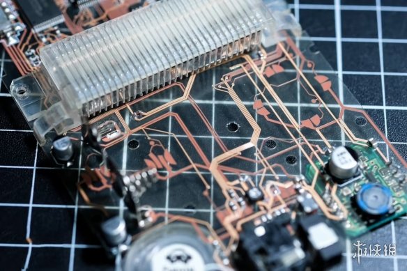 连主板都是透明的！DIY牛人自制全透明全透视GBC掌机(图5)