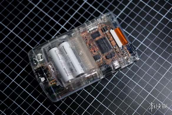 连主板都是透明的！DIY牛人自制全透明全透视GBC掌机(图4)