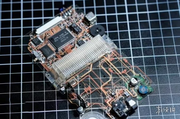 连主板都是透明的！DIY牛人自制全透明全透视GBC掌机(图2)