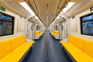 南京地铁 女孩不肯给7旬老人让座 被老人狂骂半小时！