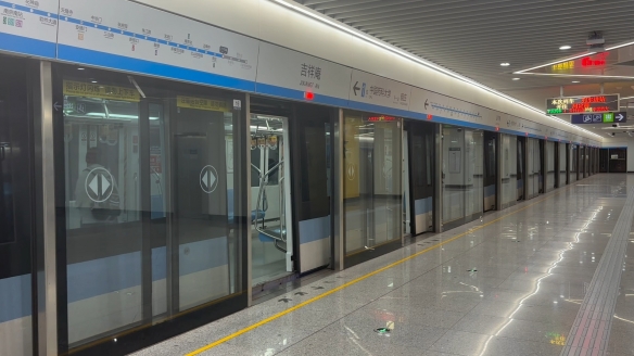 南京地铁 女孩不肯给7旬老人让座 被老人狂骂半小时！(图1)