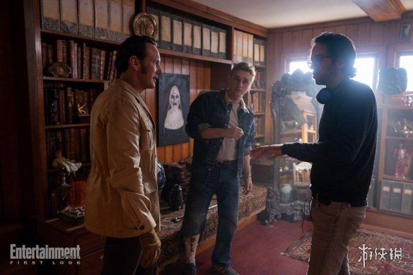 《招魂4》国际版海报公开 直视镜子下的恐怖眼神(图3)