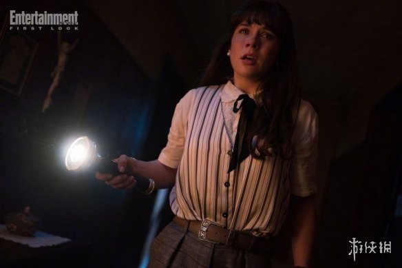 《招魂4》国际版海报公开 直视镜子下的恐怖眼神(图2)