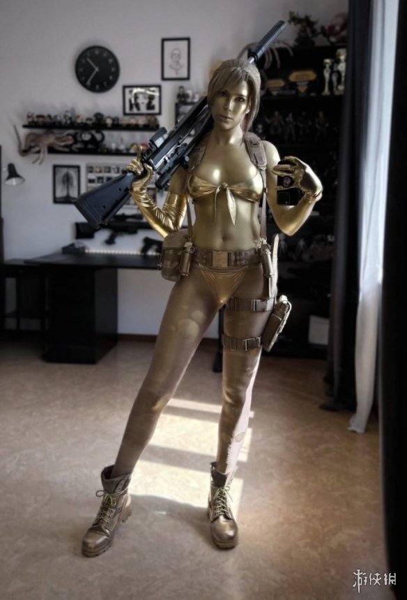 俄妹COS《合金装备5》静静：金色皮肤实太还原了！(图1)