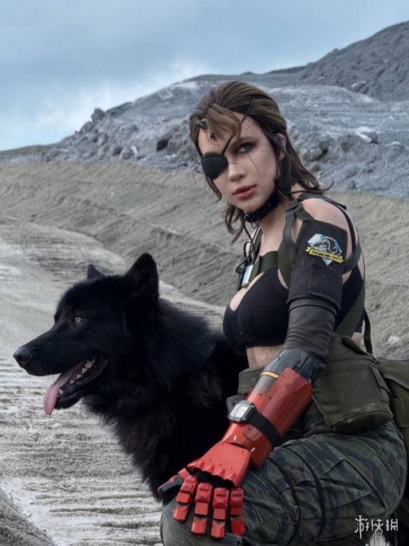 俄妹COS《合金装备5》静静：金色皮肤实太还原了！(图8)