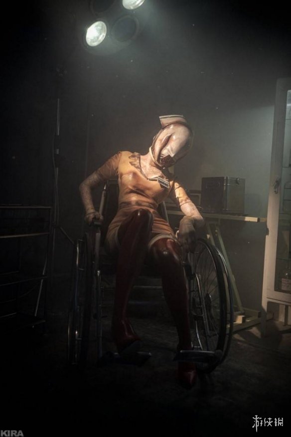 俄妹COS《合金装备5》静静：金色皮肤实太还原了！(图6)