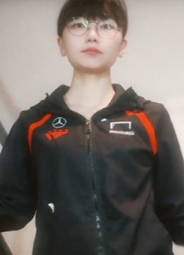 这辈子都想不到居然能在抖音上看到Faker穿黑丝跳舞...(图2)