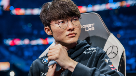 这辈子都想不到居然能在抖音上看到Faker穿黑丝跳舞...(图1)