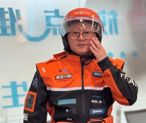 饿了么平台全体骑手升级：全新赛车服风格秋季制服(图2)