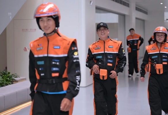 饿了么平台全体骑手升级：全新赛车服风格秋季制服(图3)