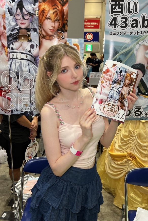 甜度超标！碍事梨体模穿清凉便服逛展：甜美又可爱！(图4)