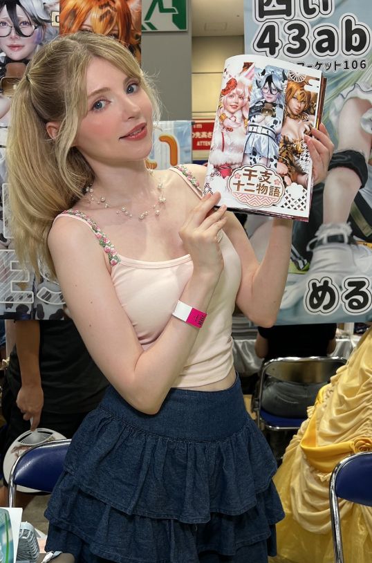 甜度超标！碍事梨体模穿清凉便服逛展：甜美又可爱！(图2)