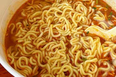 康师傅哭了 拼好饭笑了！为什么年轻人抛弃了方便面？