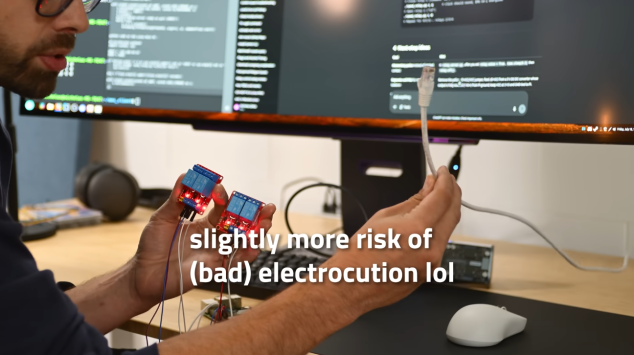 物理外挂已部署，油管博主通过电流控制手臂肌肉实现自动瞄准(图8)