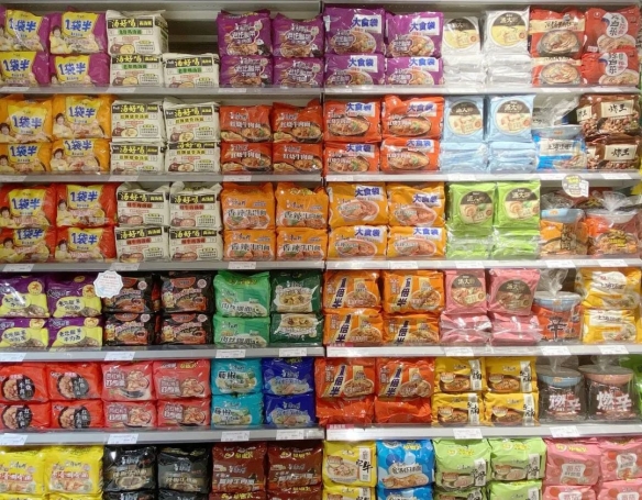 康师傅哭了 拼好饭笑了！为什么年轻人抛弃了方便面？(图1)