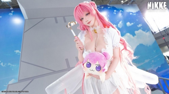 东京Comic Market《胜利女神 妮姬》展位泳装造型吸睛(图2)