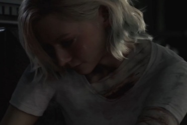 《生化危机9》新实机公布：女主惨遭白裙女怪物追杀！