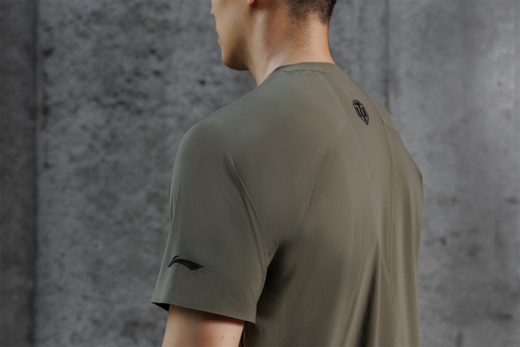 《坦克世界》携手李宁设计，限量定制T恤助力玩家“冲”向2.0(图2)