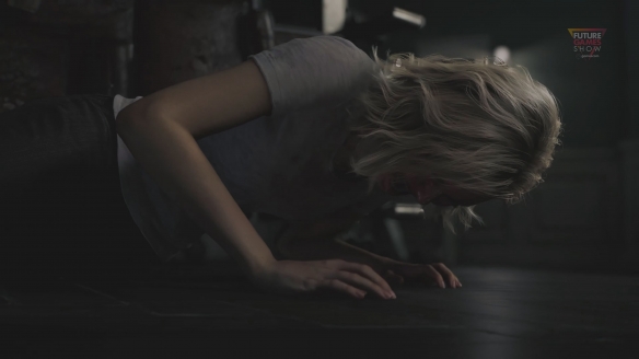 《生化危机9》新实机公布：女主惨遭白裙女怪物追杀！(图1)