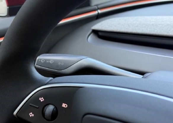 这也要付费装？特斯拉中国Model 3加装转向灯拨杆！(图3)