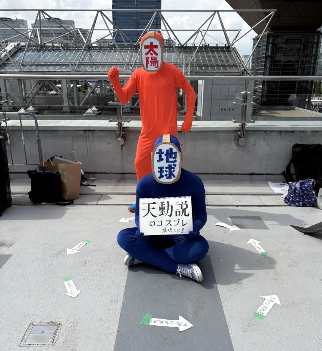 C106本子作者承诺女主永不脱丝袜！还找美少女Coser摆摊帮卖本~(图51)