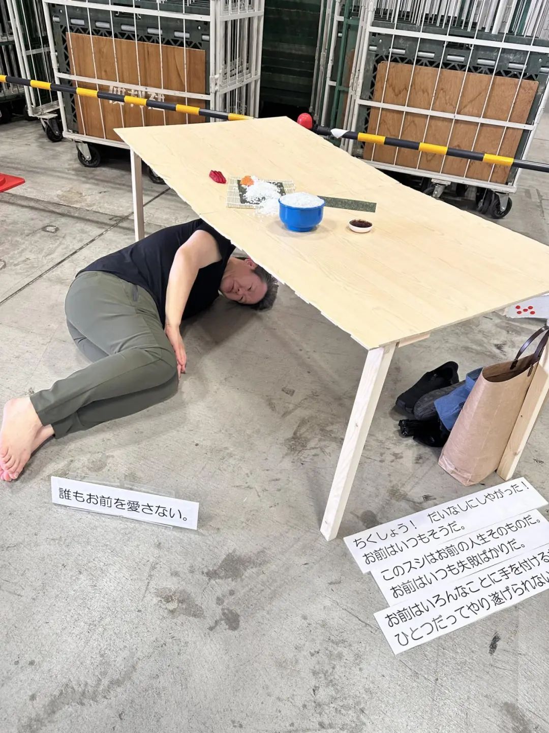 C106本子作者承诺女主永不脱丝袜！还找美少女Coser摆摊帮卖本~(图49)