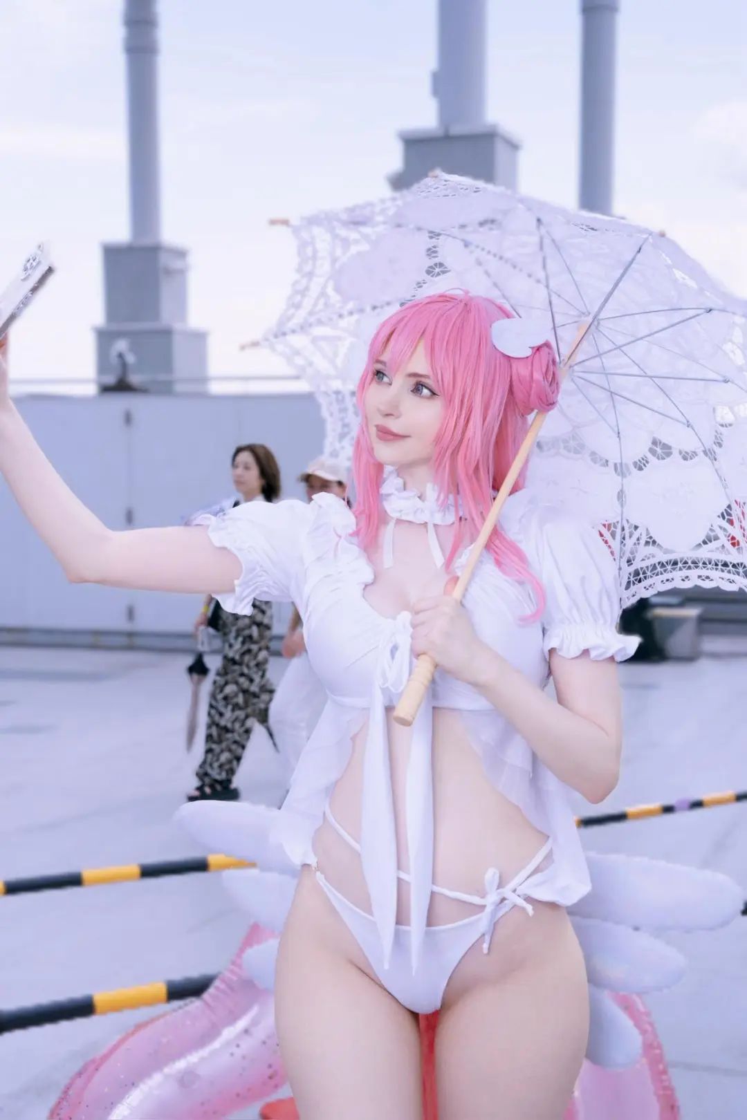 C106本子作者承诺女主永不脱丝袜！还找美少女Coser摆摊帮卖本~(图45)